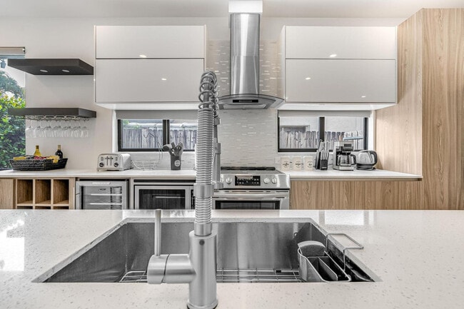 Building Photo - 826 SW 14th Ct