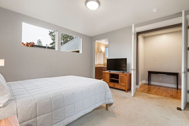 Building Photo - For Rent: Furnished Executive Home in Bend, OR – Prime Location!