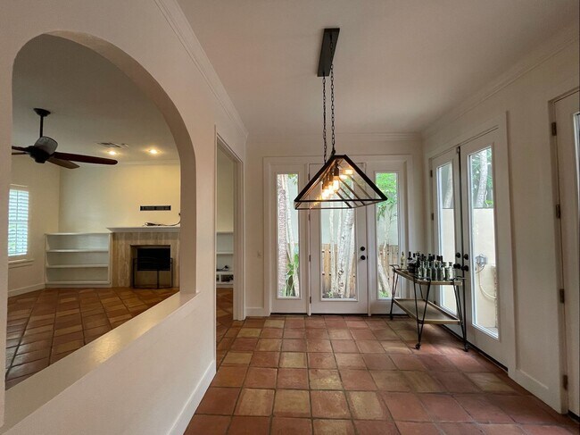 Building Photo - Davis Islands Spanish Med 3 Bed 2.5 Bath 1 car garage with Spool