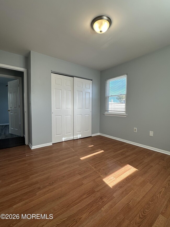 Building Photo - 185 Ravenwood Blvd