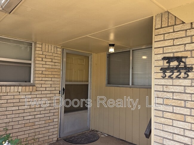 Building Photo - 3225 N Ridgewood Dr