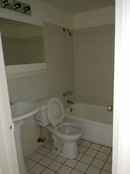 Building Photo - 4627 Alma St