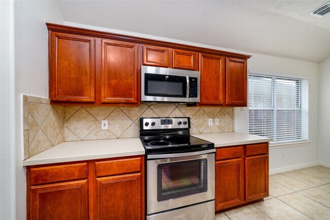 Building Photo - 16727 Great Oaks Glen Dr