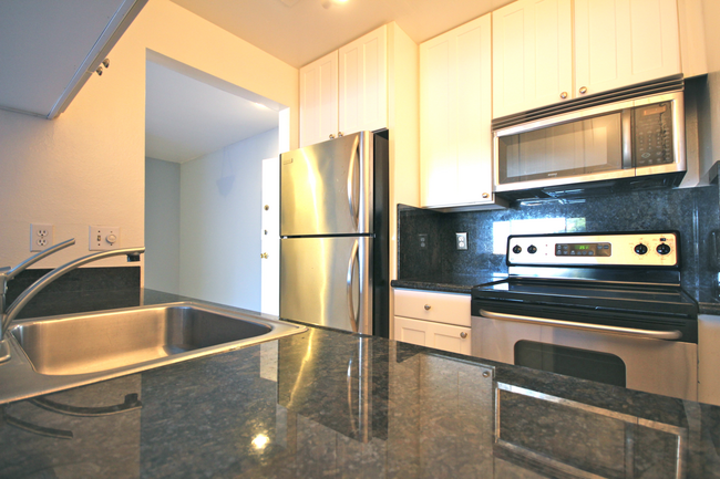 Building Photo - 1 Bed / 1 Bath pet friendly condo with par...