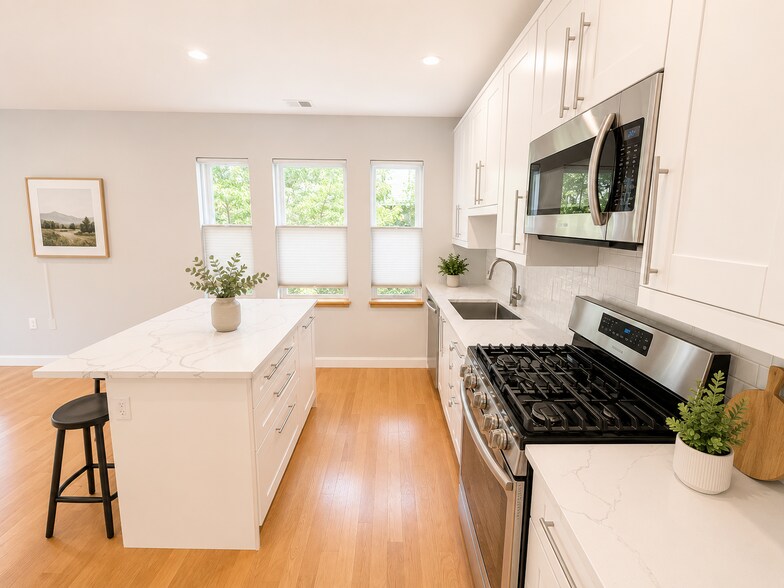 Building Photo - 576 Lagrange St