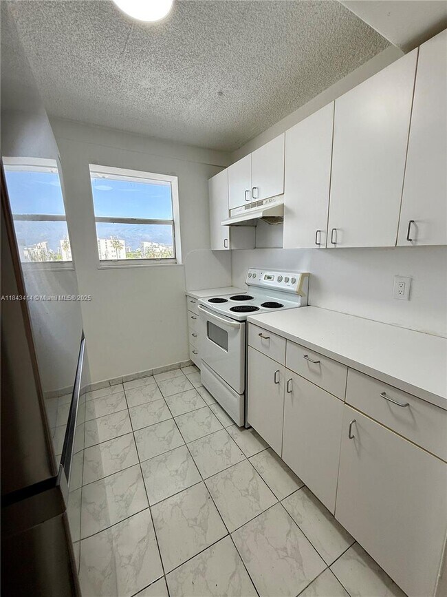 Building Photo - 2000 Biarritz Dr