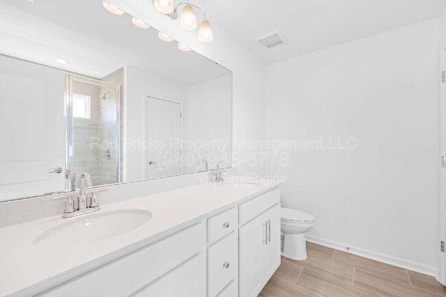 Building Photo - 2133 Riverbend Ave