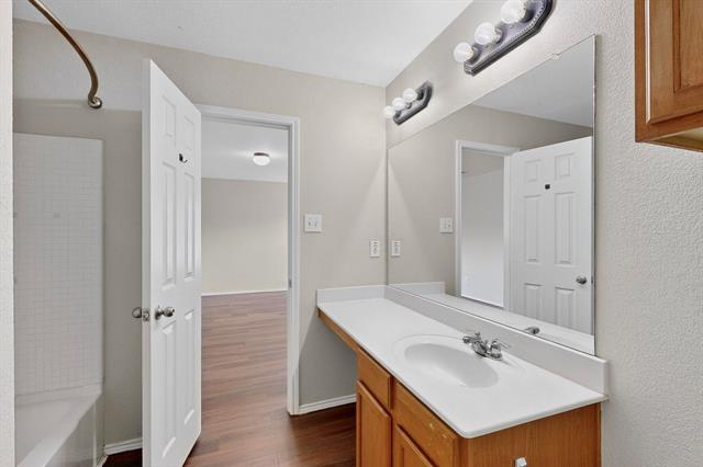Building Photo - 708 Lark Dr