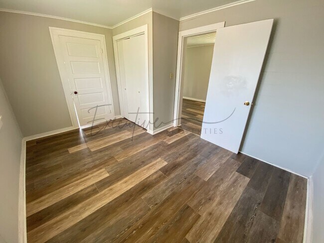 Building Photo - Simple & Comfortable 2 Bedroom Home in Iowa, LA with Large Yard & Shed