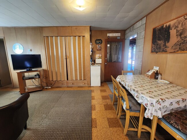 Building Photo - SKI LEASE: Close to Bus Line, Full Kitchen, 2 Living Areas