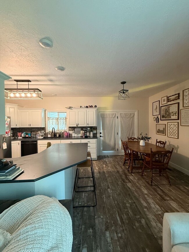 Building Photo - 304 Palomino Dr