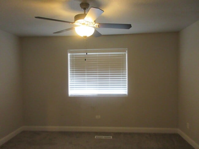 Building Photo - 3 bed -2.5 bath - Newer townhome in the he...