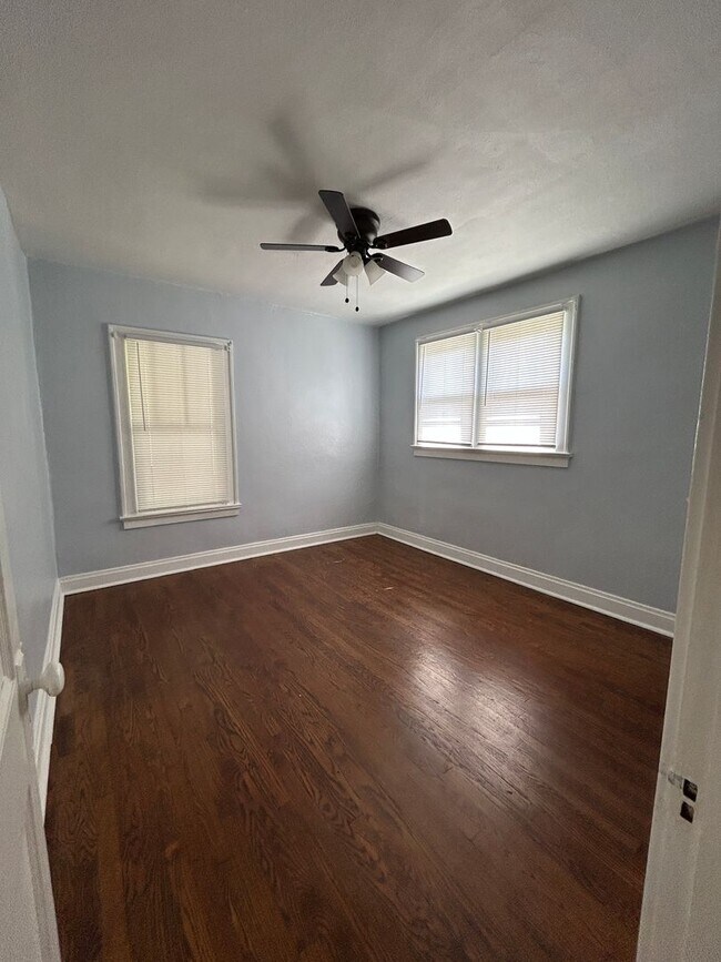 Building Photo - Charming 2-Bedroom Home with Spacious Yard...