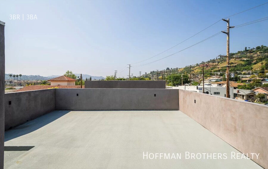 Building Photo - 2681 Roseview Ave