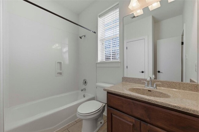 Building Photo - 1620 Haskell St