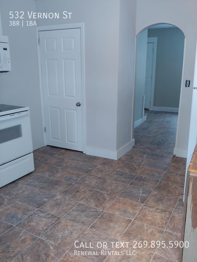 Building Photo - 532 Vernon St