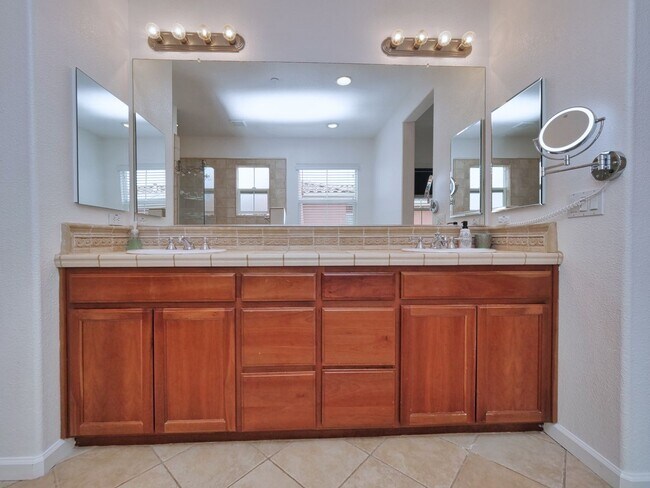 Building Photo - Gorgeous 4 Bed, 3.5 Bath in Brentwood