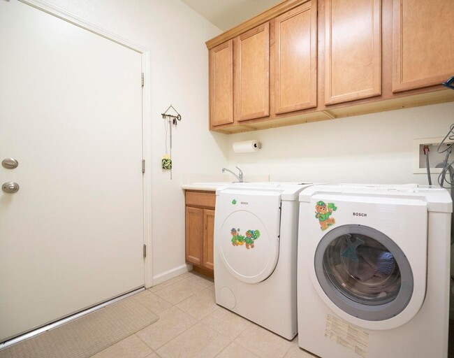 Building Photo - 3340 W Sady Ct