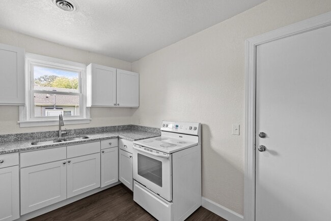 Building Photo - Cozy 2-Bedroom Duplex Apartment in Norfolk