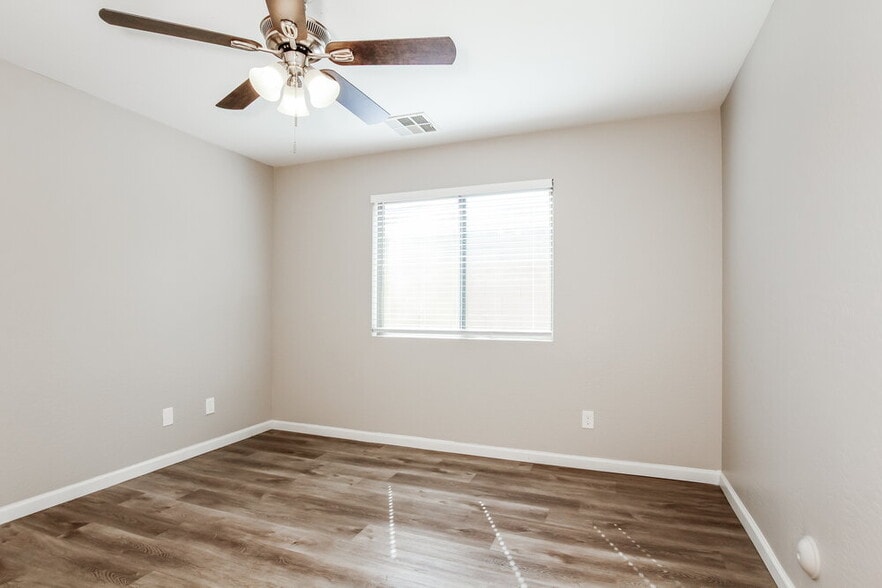 Building Photo - 6736 W Desert Ln