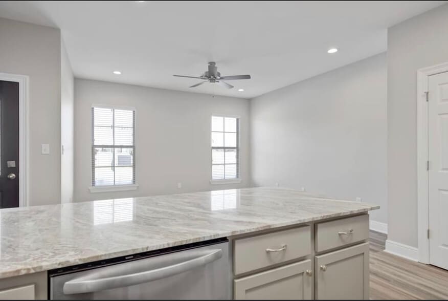 Building Photo - 139 Iberia St