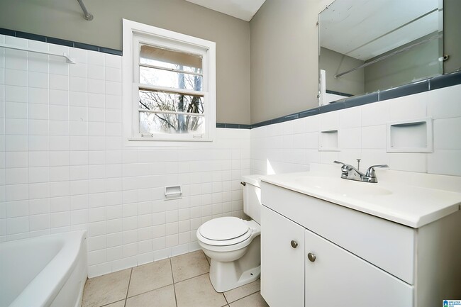 Building Photo - 832 Alden Ave