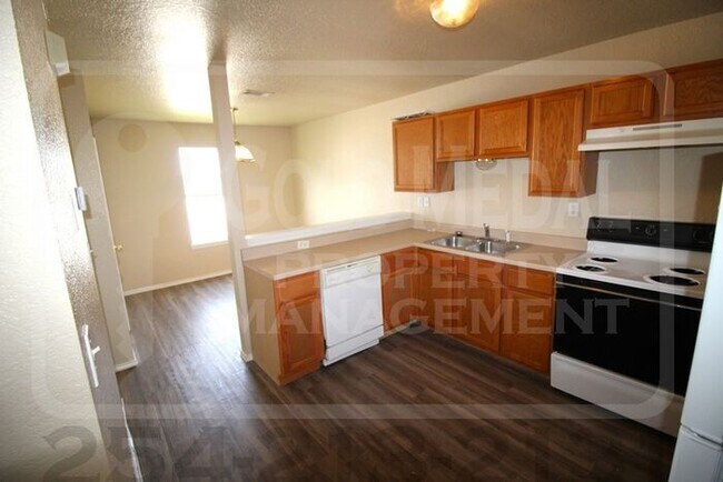 Building Photo - Cozy 3-bed, 2-bath fourplex now available for rent! - Don't miss out!