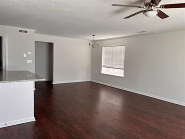 Building Photo - Remodeled downstairs condo in Madison city!