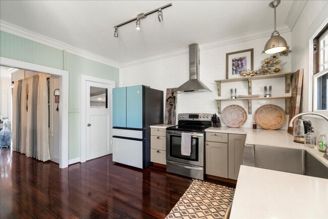 Building Photo - Fully Furnished 2-Bedroom + Loft & Serene ...