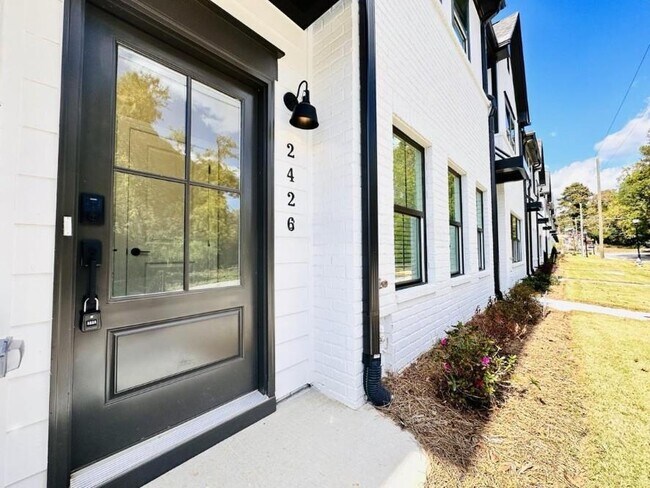 Building Photo - 2422 Lakeshore Ln