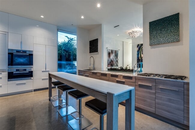 Building Photo - 2300 N Carroll Ave