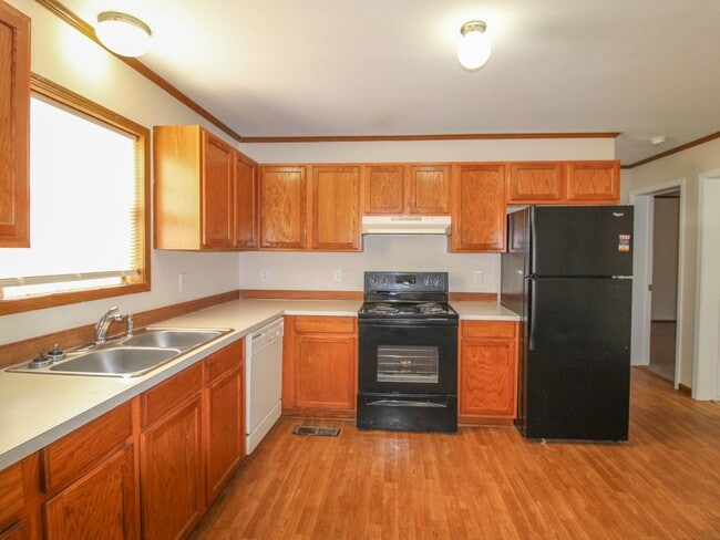 Building Photo - 130 Meadows Ln