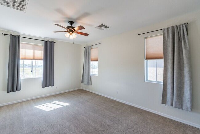 Building Photo - Spacious 4 Bed 2.5 Ba in Gated Community