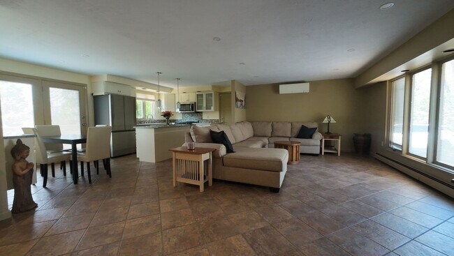 Building Photo - Beautifully remodeled 3 bedroom, 2 bathroom single family in South Nashua