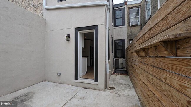Building Photo - 2232 N Mascher St