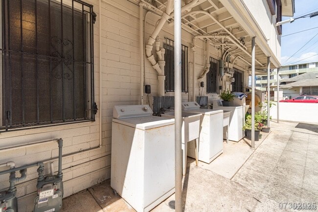 Building Photo - Conveniently Located Moi'ili'ili Apt. near...