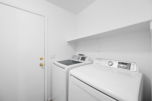 Building Photo - 22994 W Solano Dr