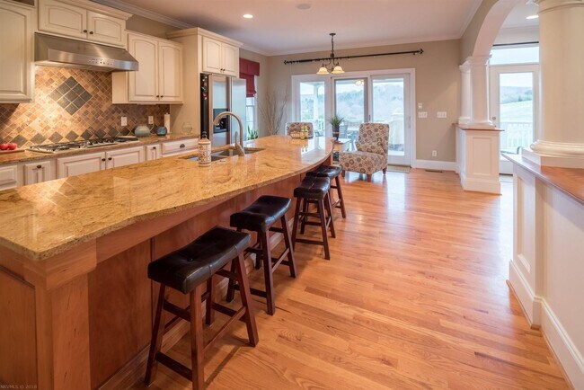 Building Photo - Charming Wyatt Farms Home with Stunning Vi...