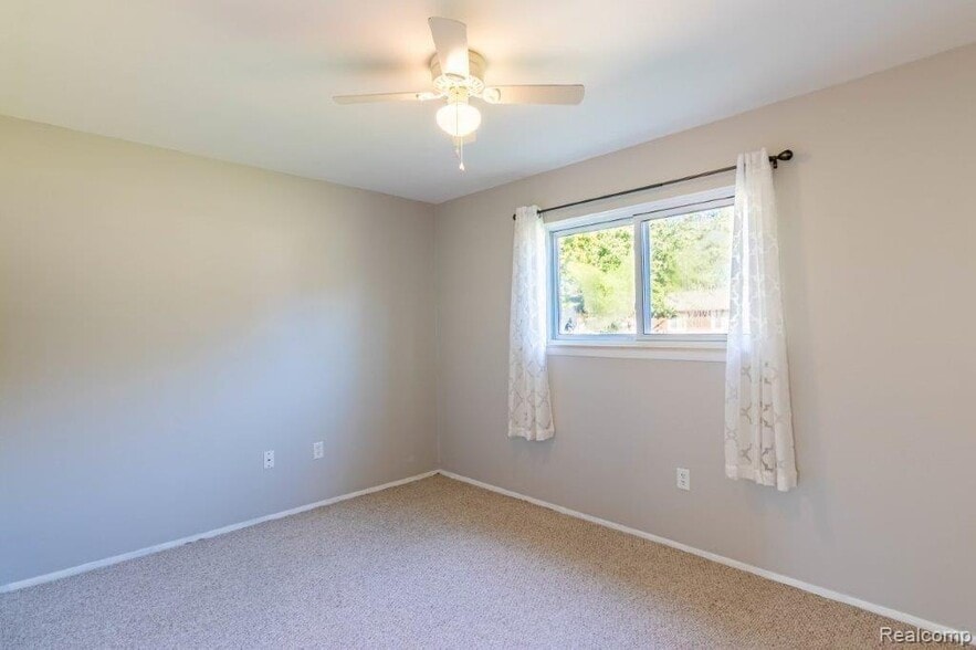 Building Photo - 2202 Isabell Ave