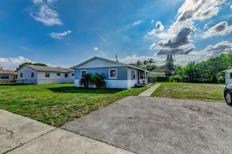 Building Photo - 451 Silver Beach Rd