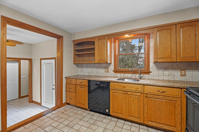 Building Photo - 62 Brookside Ave E