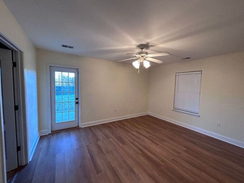 Building Photo - 3027 Belmont Dr