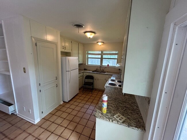 Building Photo - 3 Bedroom 2 Bath House in Corpus Christi! ...