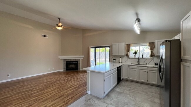 Building Photo - 2170 Cerra Vista Dr