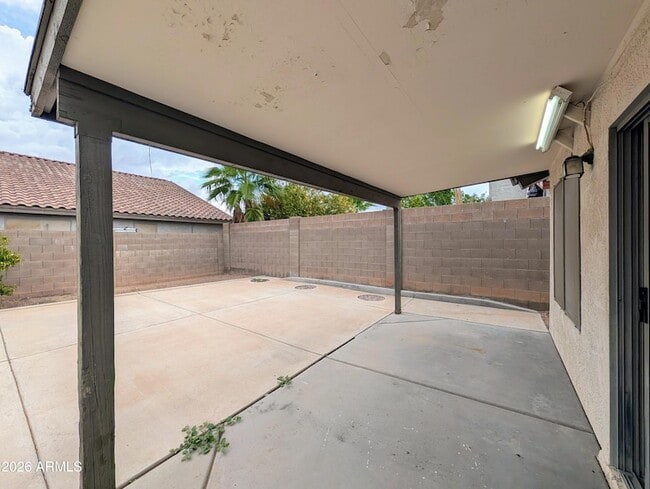 Building Photo - 15748 W Paradise Ln