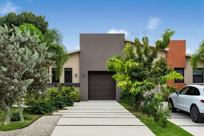 Building Photo - 826 SW 14th Ct