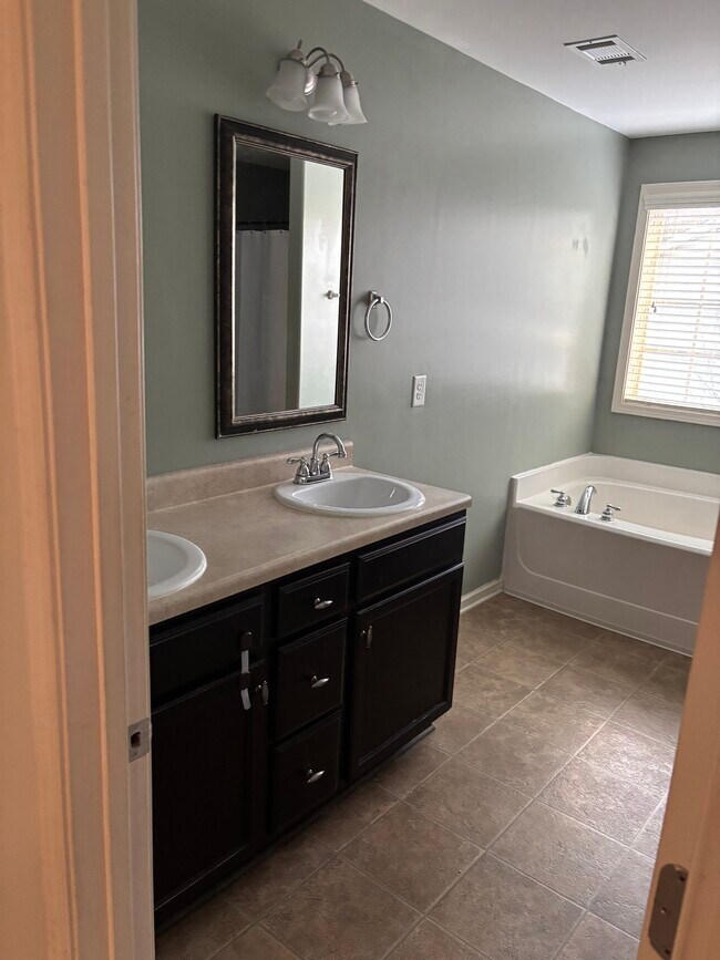 Building Photo - 118 Great Oak Way