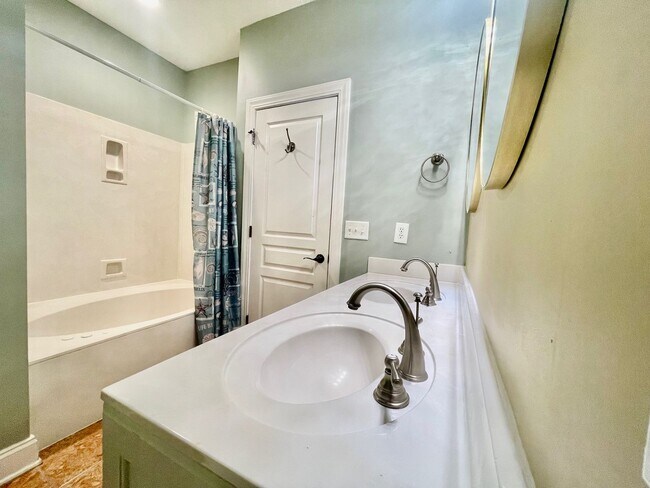 Building Photo - 3 Bedroom 2.5 Bath in the Vista