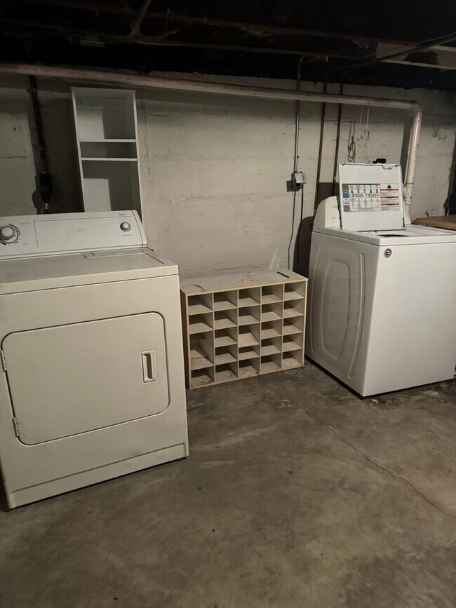 Building Photo - Alexander Props - Reinhard