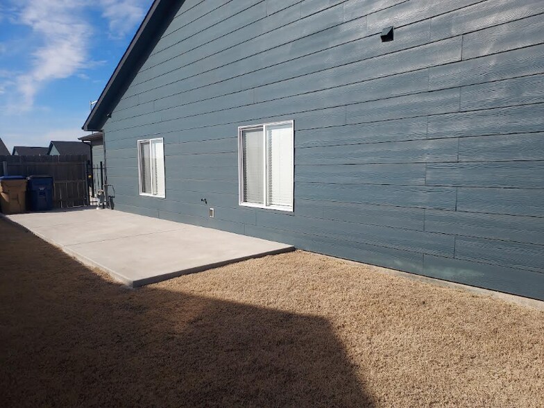 Building Photo - 2334 E Cheyenne Ct